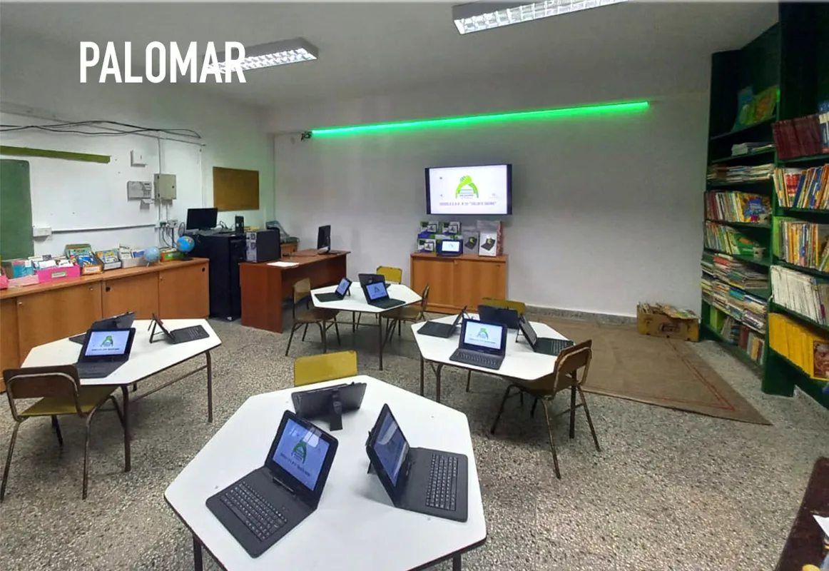 Estudiantes en el aula Calixto Gauna de El Palomar usando dispositivos digitales.