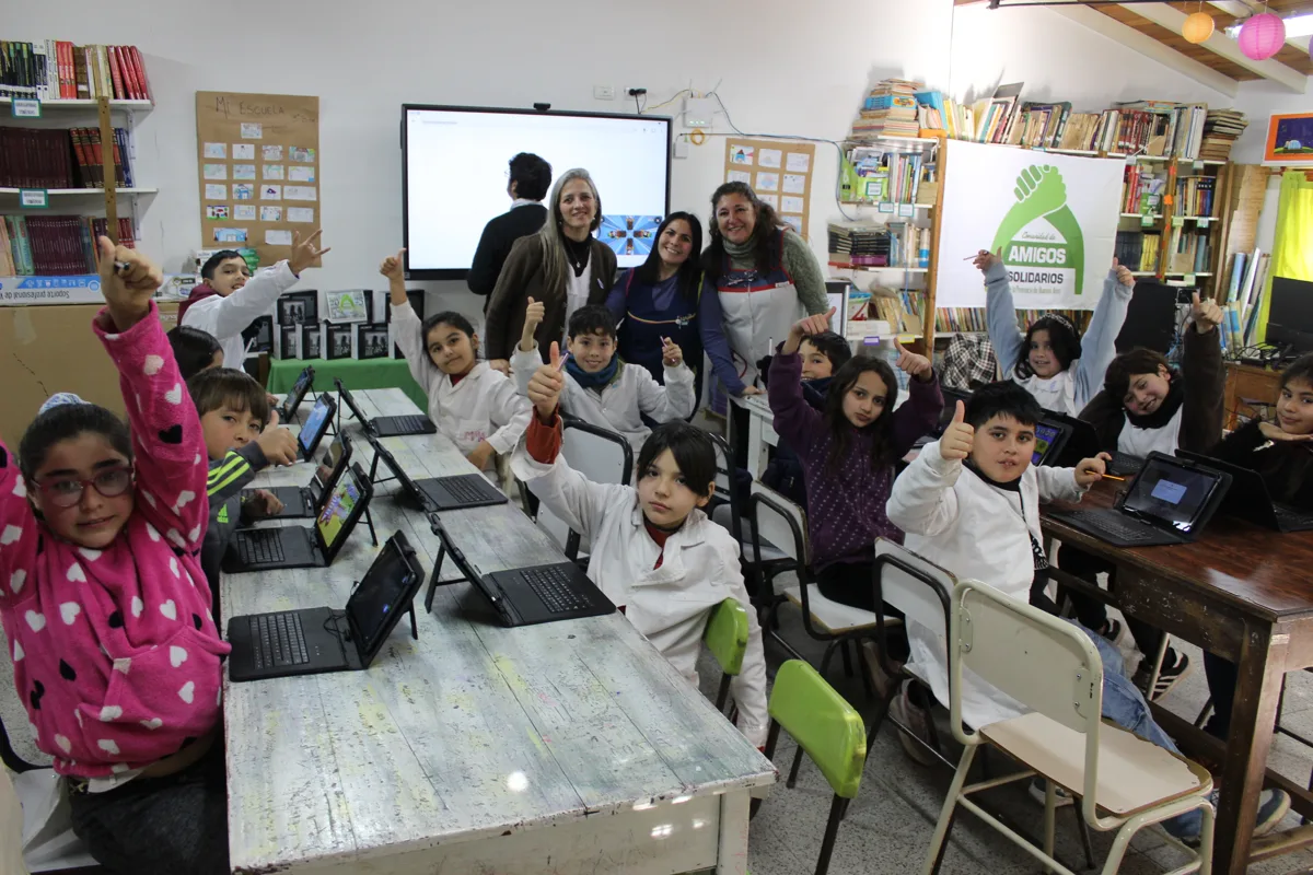 Docente y estudiantes interactuando en la EP N° 3 de Villa Gesell.
