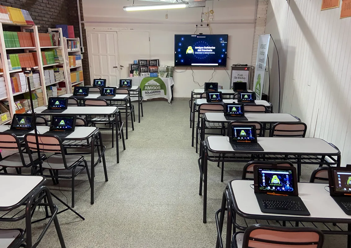 Aula digital instalada y alumnos usando tablets en la EP N° 2 Almafuerte.