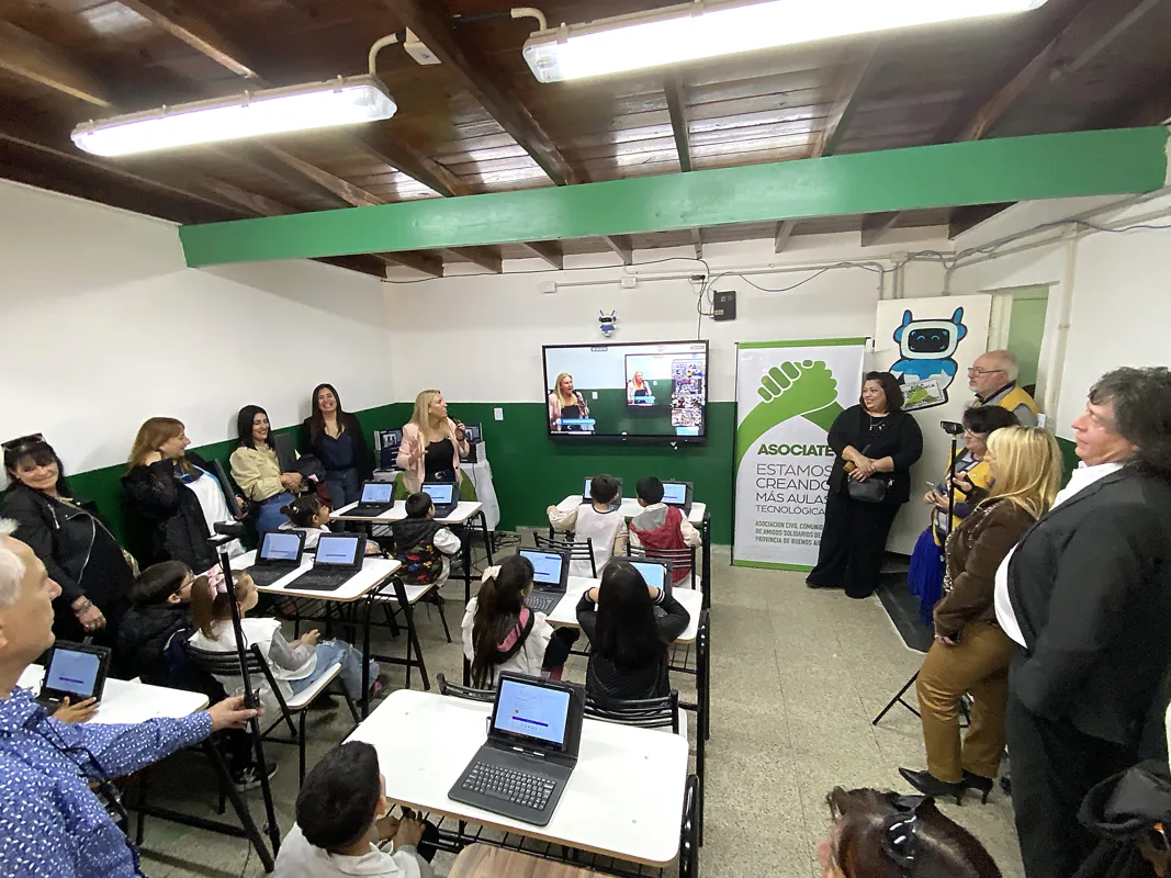 Alumnos y entorno interactivo de la Escuela Primaria N° 25 en José C. Paz.