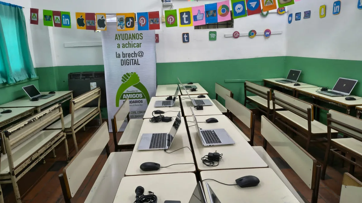 Estudiantes de educación de adultos de la Escuela N° 701 en José C. Paz.