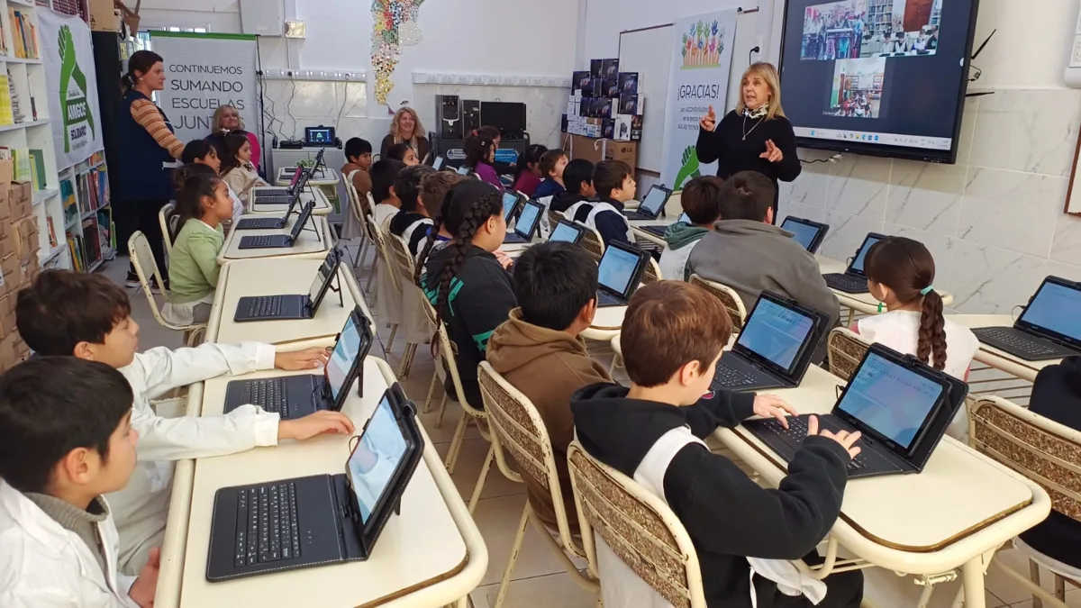 Estudiantes y docente en la Escuela Primaria N° 8 de Santa Clara del Mar.