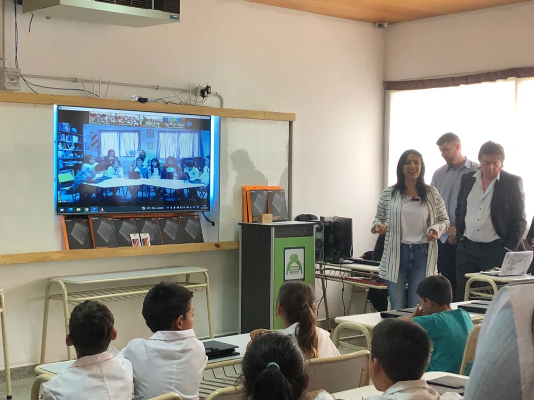 Entrega de equipamiento en la Escuela Primaria N° 124 de Tolosa.