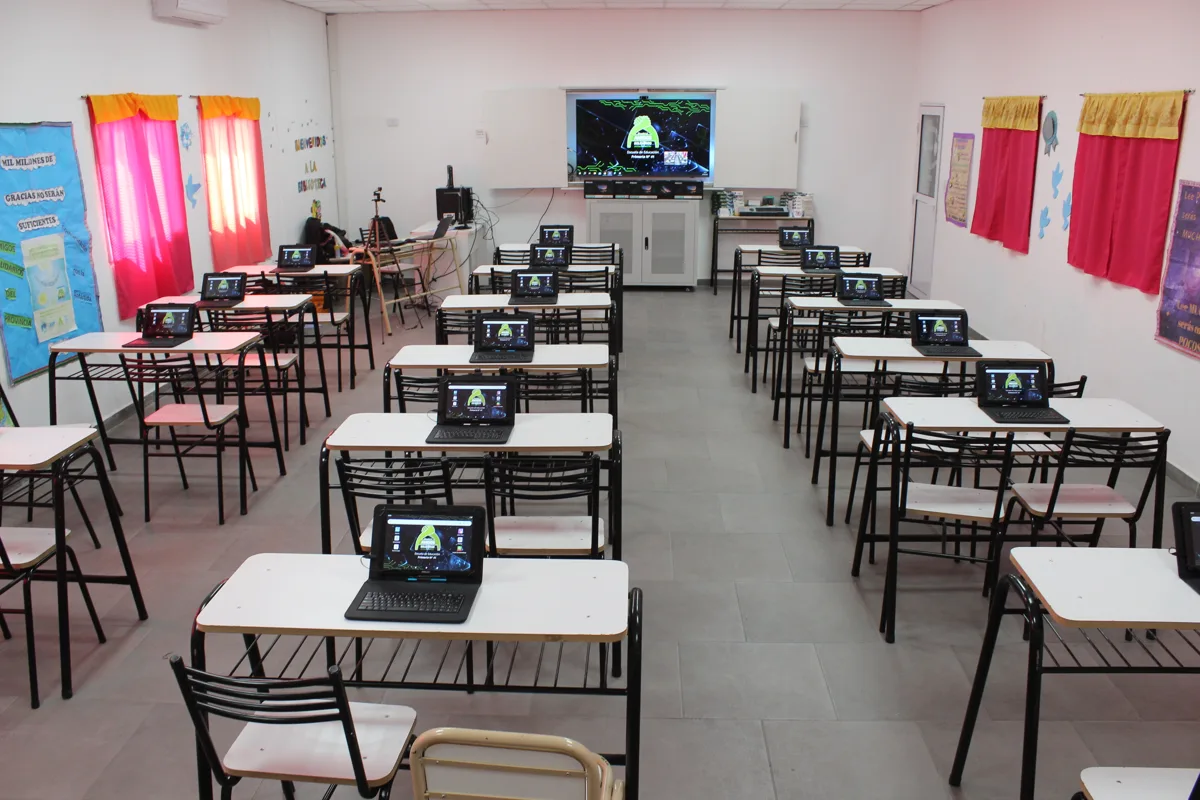Estudiantes en José C. Paz participando de clases interactivas.